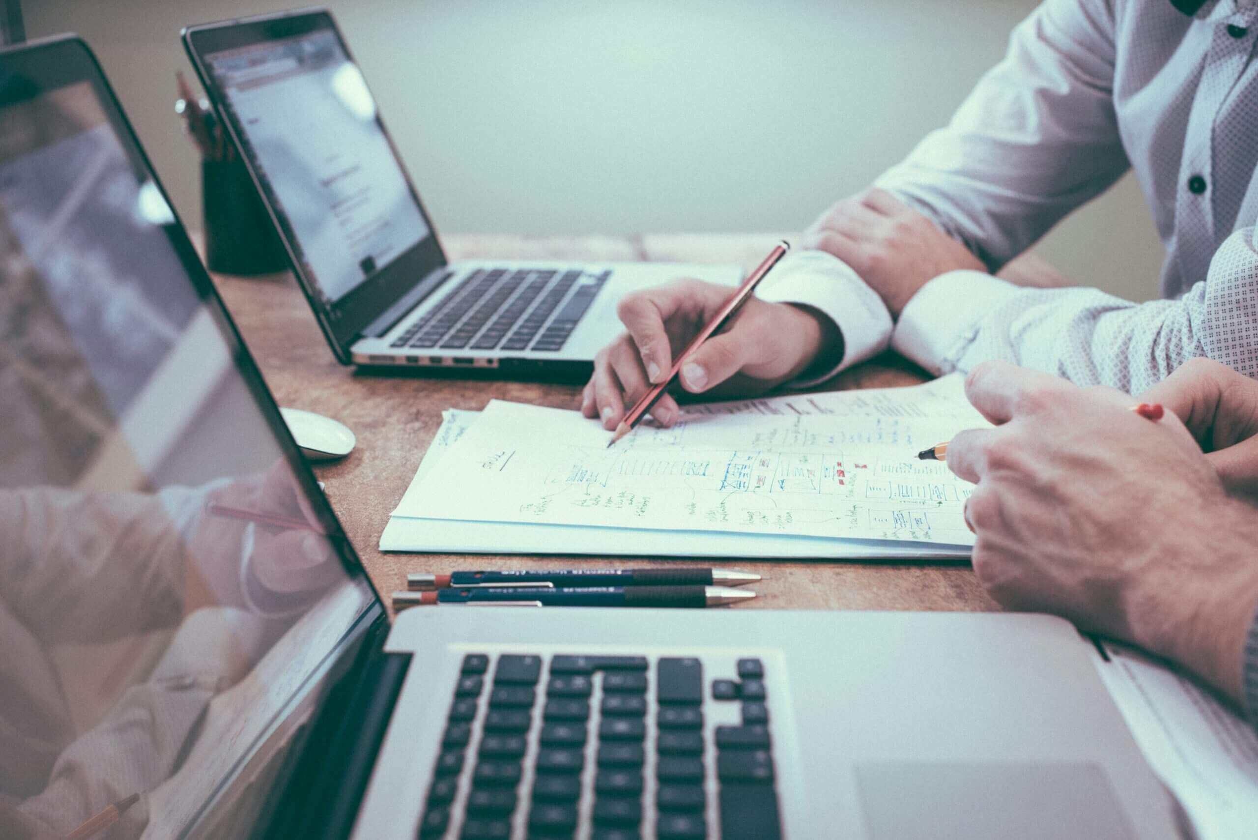 Répartition par tranches d'âge deux nateurs sur un personnes travaillent sur des ordinateurs sur un bureau