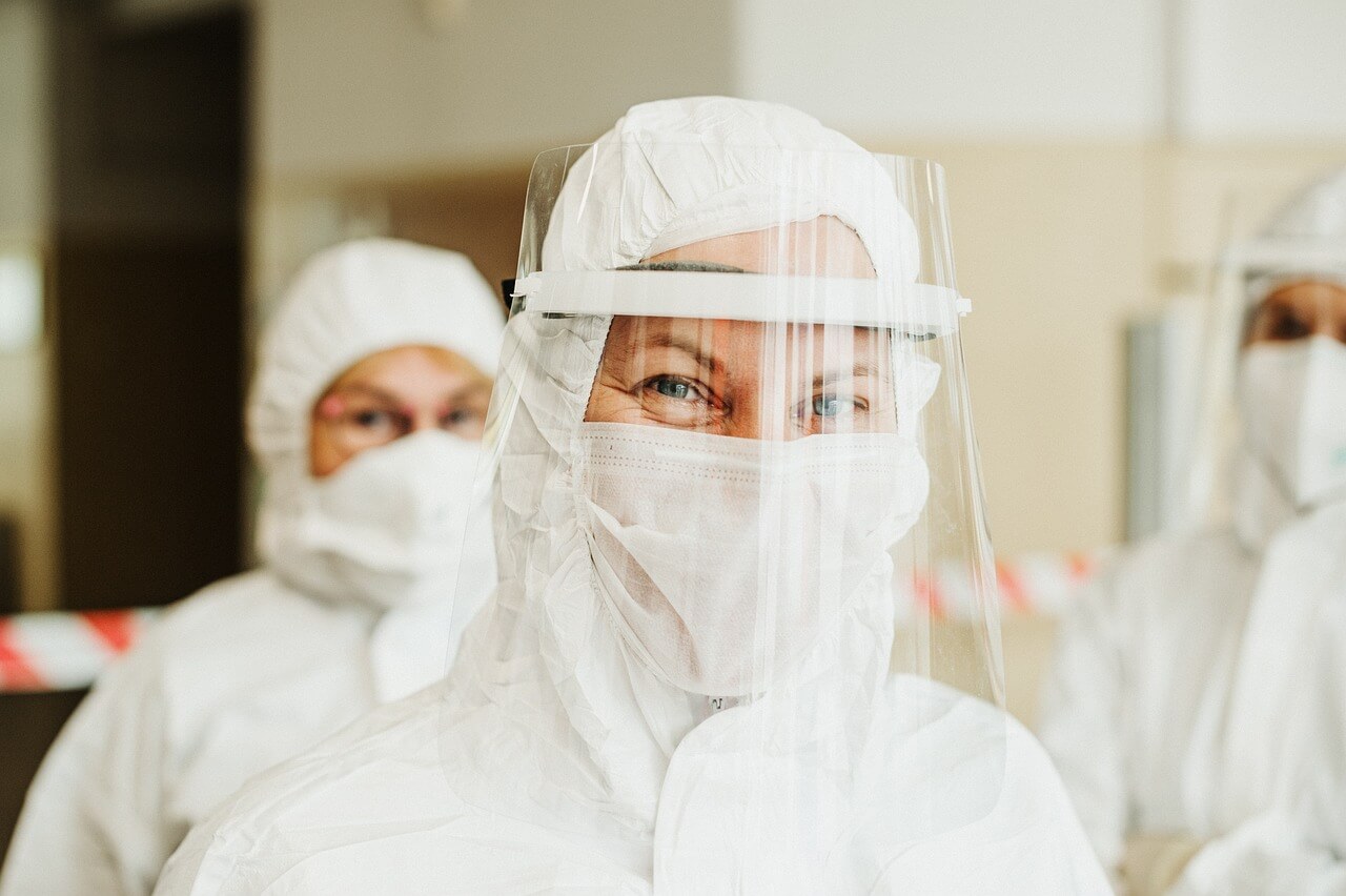 personnel en combinaison de protection intégrale